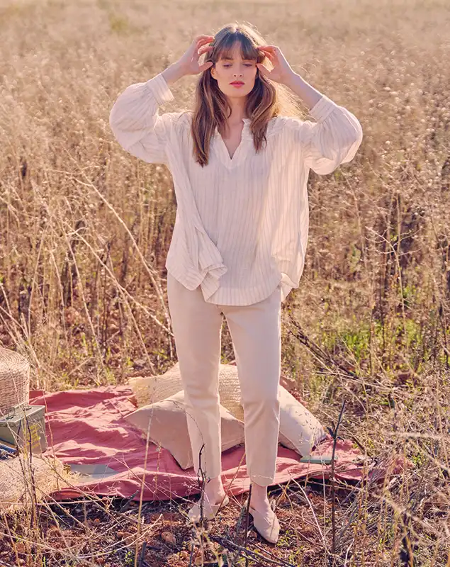 Retouche-Photo-après-d'une-blouse-blanche,-d'un-chino-beige-et-colorimétrie