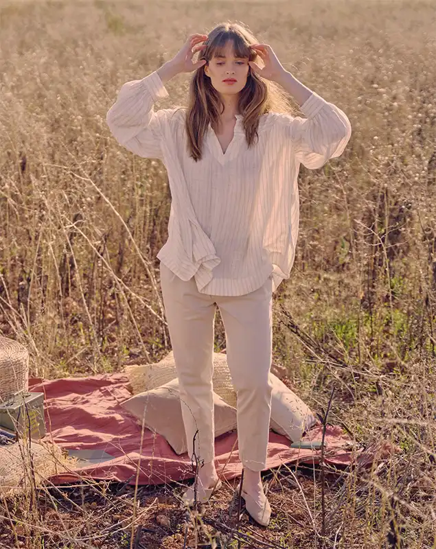 Retouche-Photo-avant-d'une-blouse-blanche-et-d'un-chino-beige